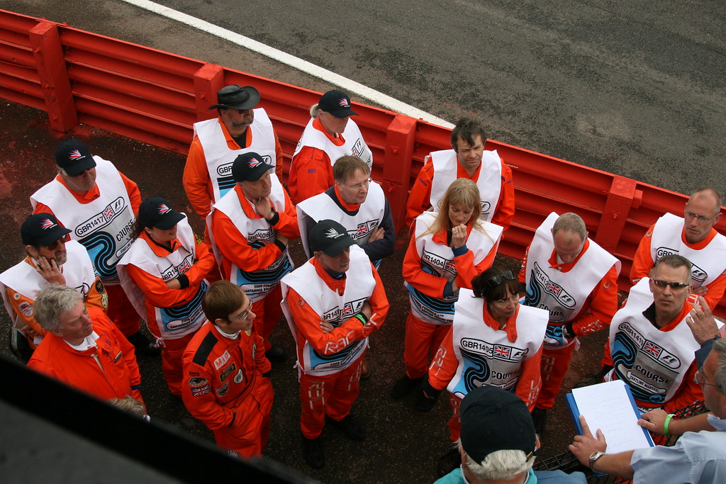 what do marshals do in formula 1 for beginners