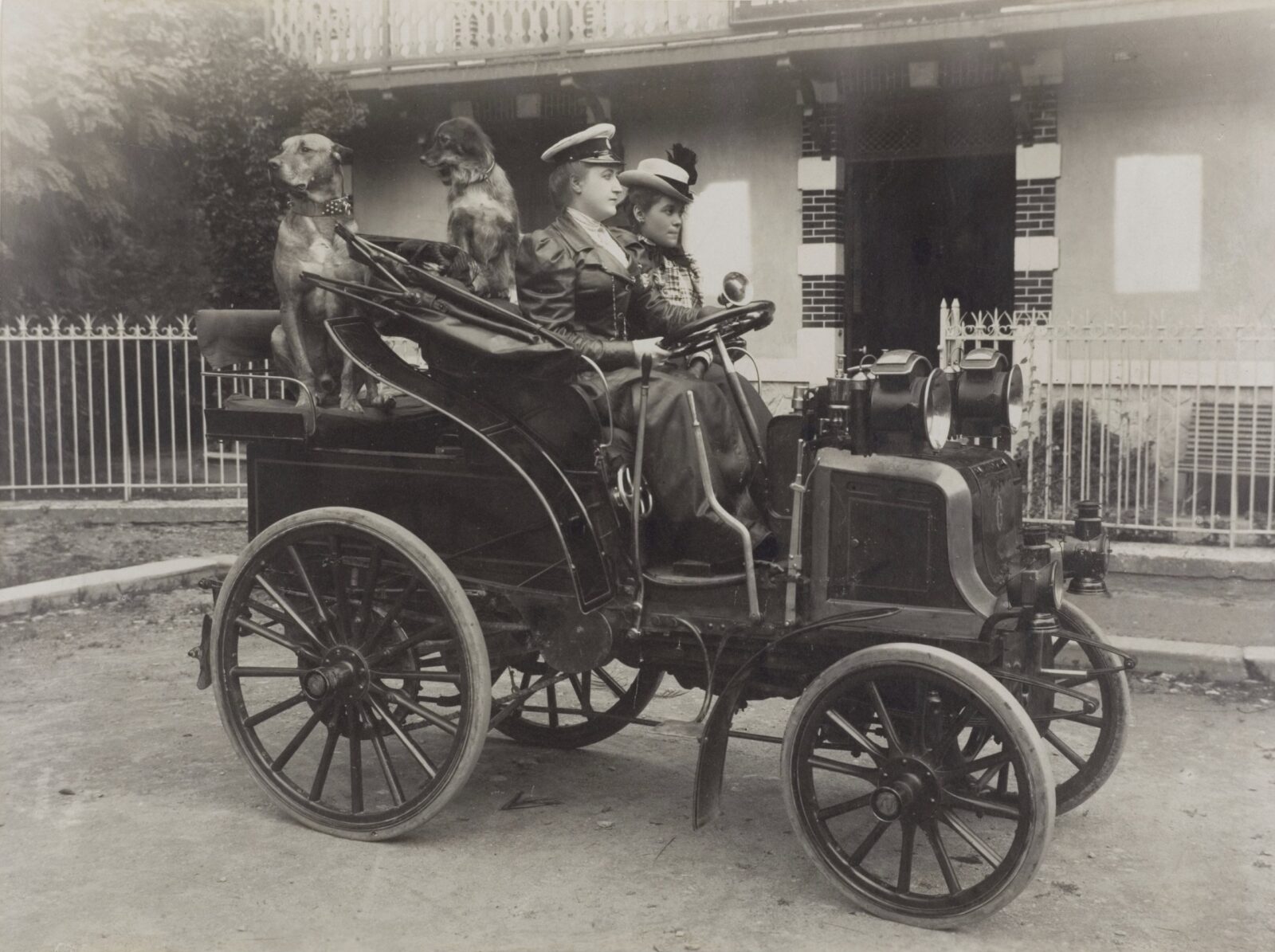 Camille Crespin du Gast first female racing driver in the world